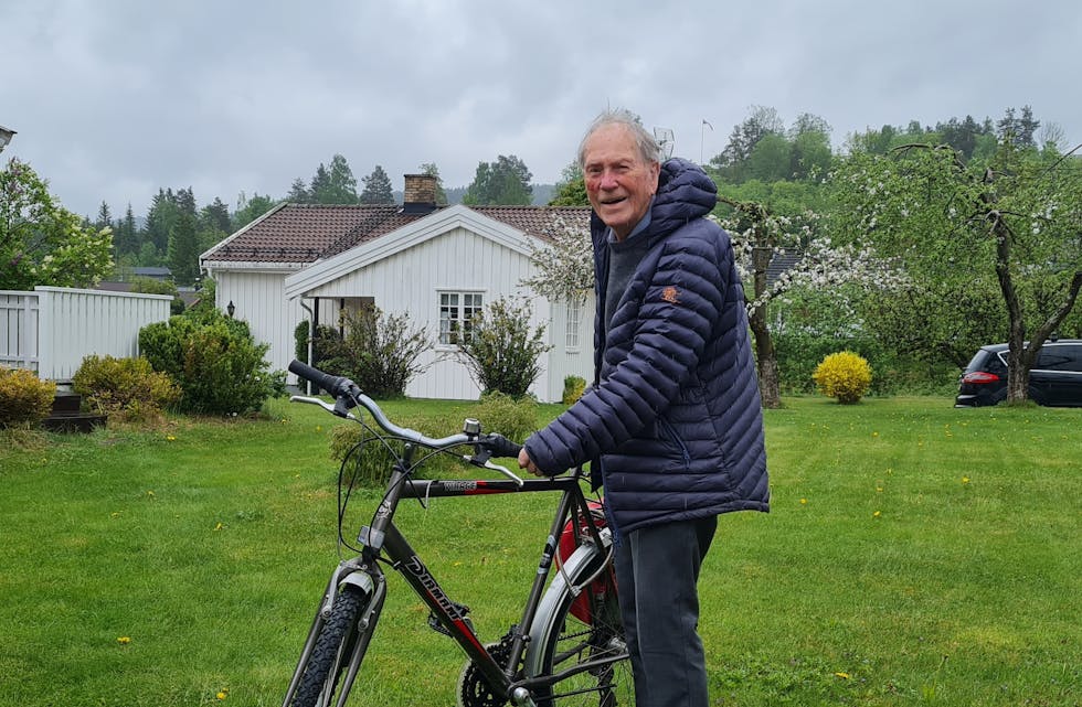 Jubilant: Nils Magne Lundefaret fyller 100 år og bruker fortsatt sykkelen til butikken.