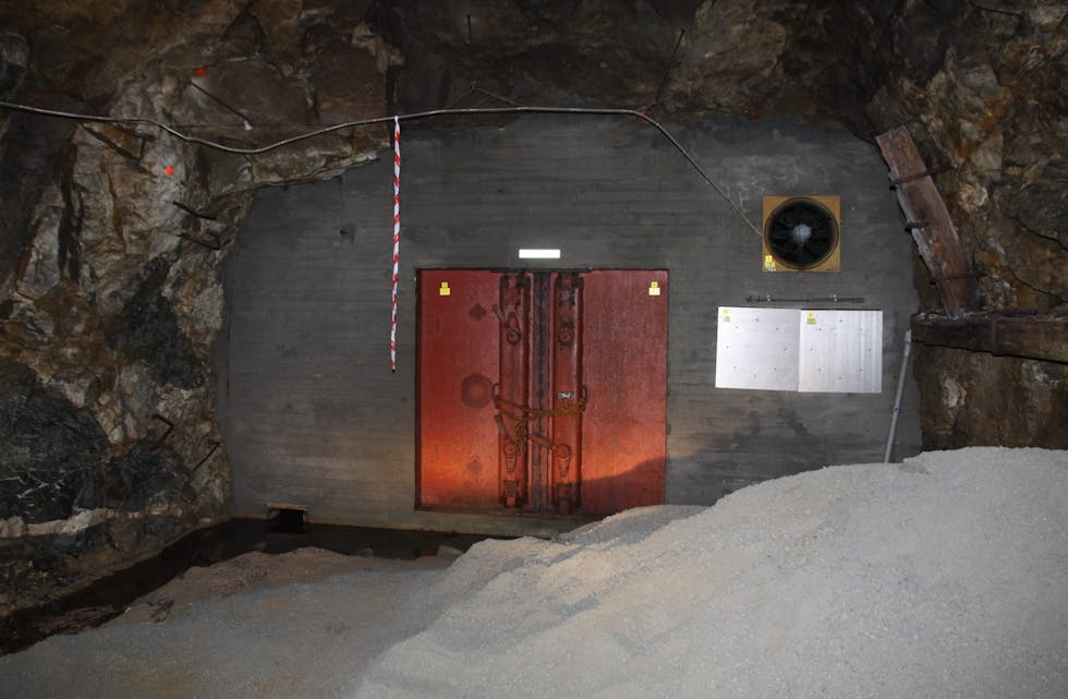 Denne bombedøra markerer slutten på kommunens sandlager og tilfluktsrom. Det er bakenfor denne døra at en ny gruvegang kan bli åpnet. 