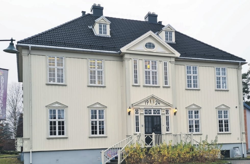 Praktbygg: Gamlebanken i Lunde er ungdommens eget hus. Men dørene har vært stengt denne våren. Før dette var huset stengt i to år under pandemien. 