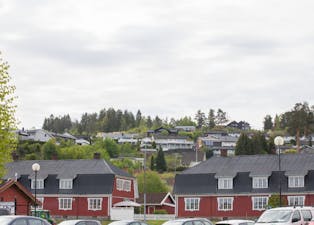Taket av Ulefoss: Øverst i bildet ser du de to husa som nå bygges i Seterkåsene. 