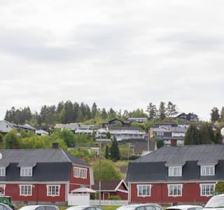 Taket av Ulefoss: Øverst i bildet ser du de to husa som nå bygges i Seterkåsene. 
