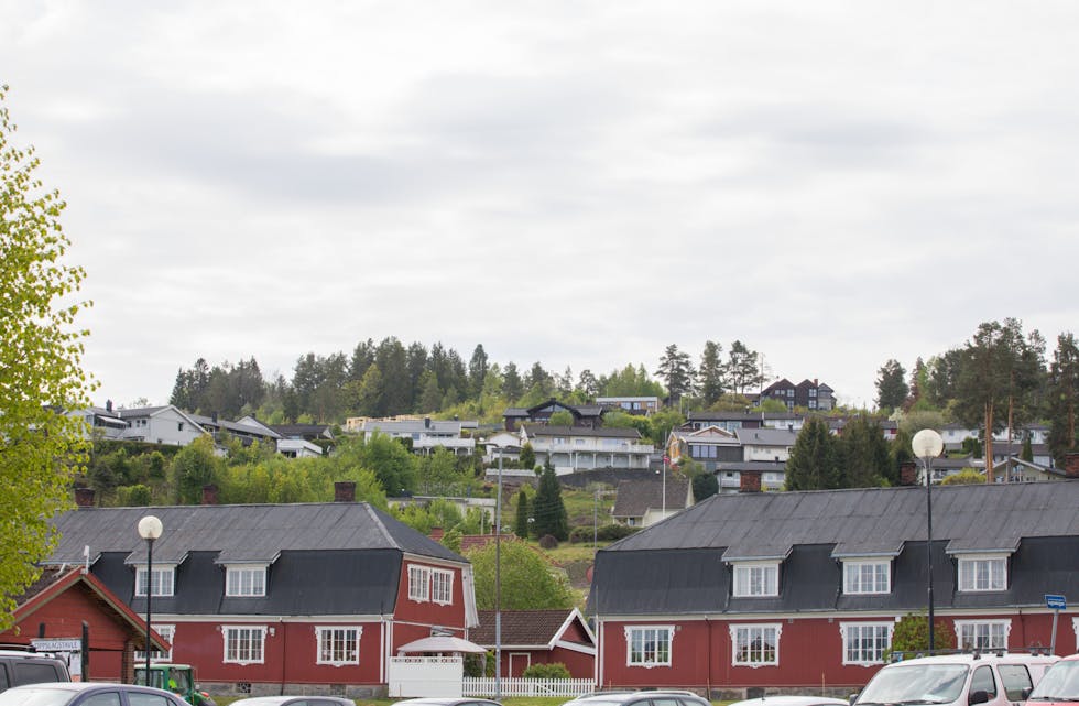 Taket av Ulefoss: Øverst i bildet ser du de to husa som nå bygges i Setrekåsene. 