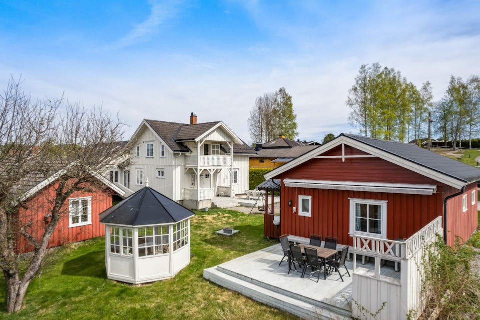 Dette småbruket på Berget i Ulefoss beskrives som et unikt boligobjekt. Nå kan det bli ditt og prisantydningen er 5,5 millioner kroner.