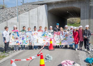 Denne uka jobber elever fra 6. trinn med utsmykking av gangkulverten i Lunde. Her viser de fram skissene som er utgangspunktet for tunnelkunsten.