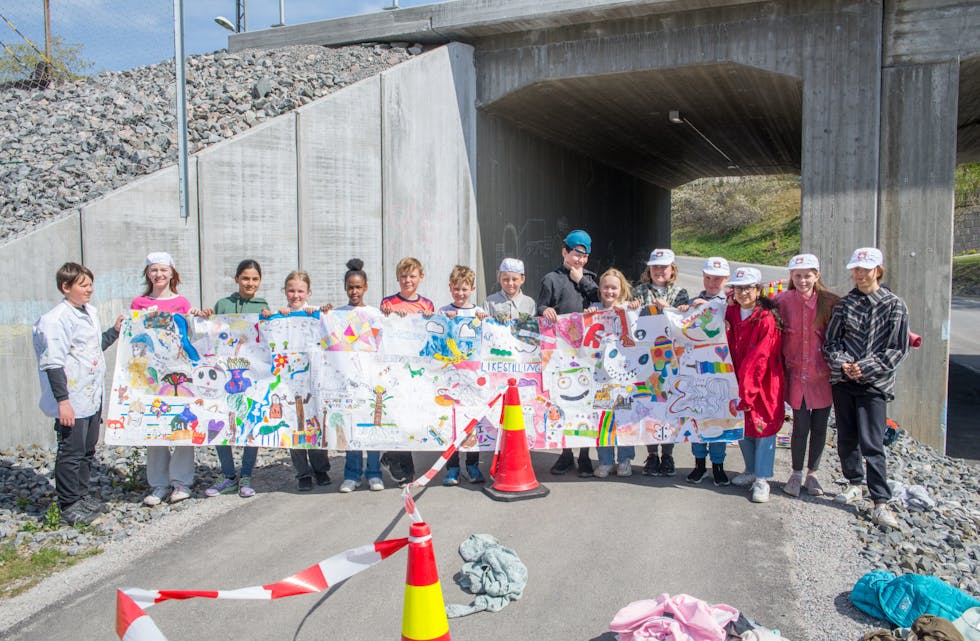 Denne uka jobber elever fra 6. trinn med utsmykking av gangkulverten i Lunde. Her viser de fram skissene som er utgangspunktet for tunnelkunsten.