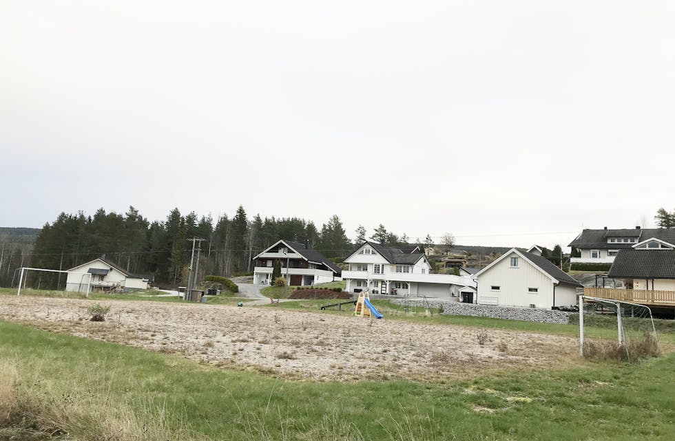 Tomtene som skal selges, ligger nord for dette eksisterende boligfeltet i Bergeåsen på Svenseid. 