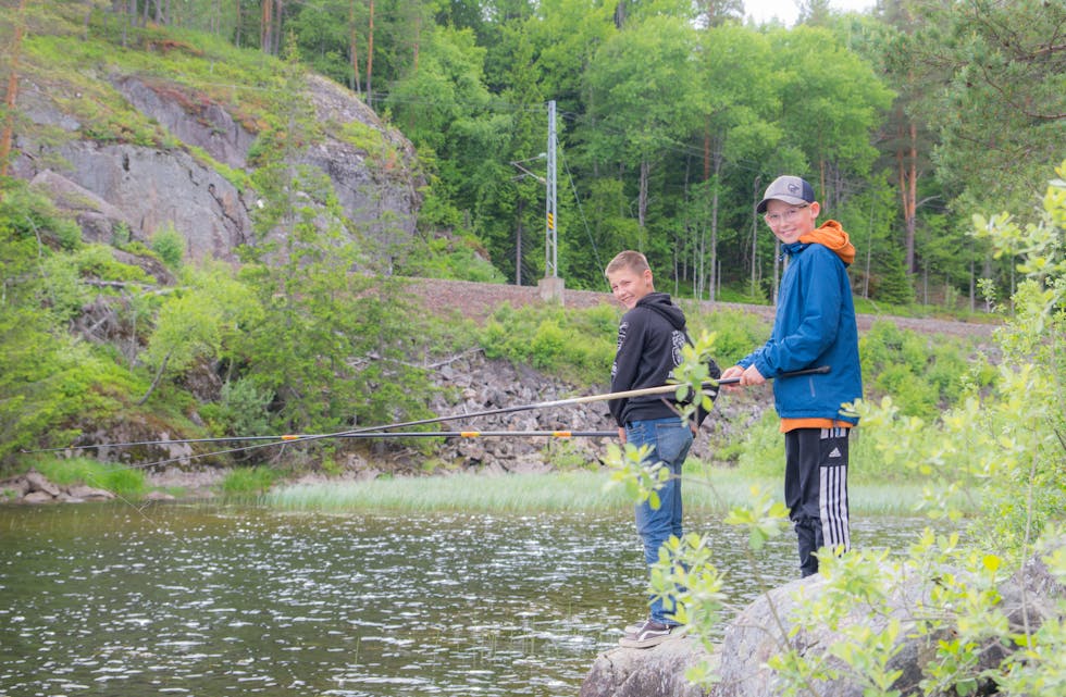 Jon Nikolai og Aksel Kjeldal mener det bør være gode muligheter for fiskelykke på Norheimstjønna, førstkommende lørdag, når Trytefestivalen går av stabelen. 