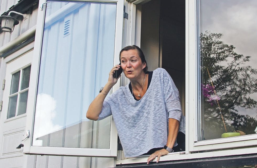 Endelig dekning: Linn Obrestad i Helgen Vel vil snart ikke trenge å henge ut av vinduet for å få mobilsignaler. Til tross for forsinkelser, skal den nye mobilmasten med 5G-dekning være på plass før vinteren.