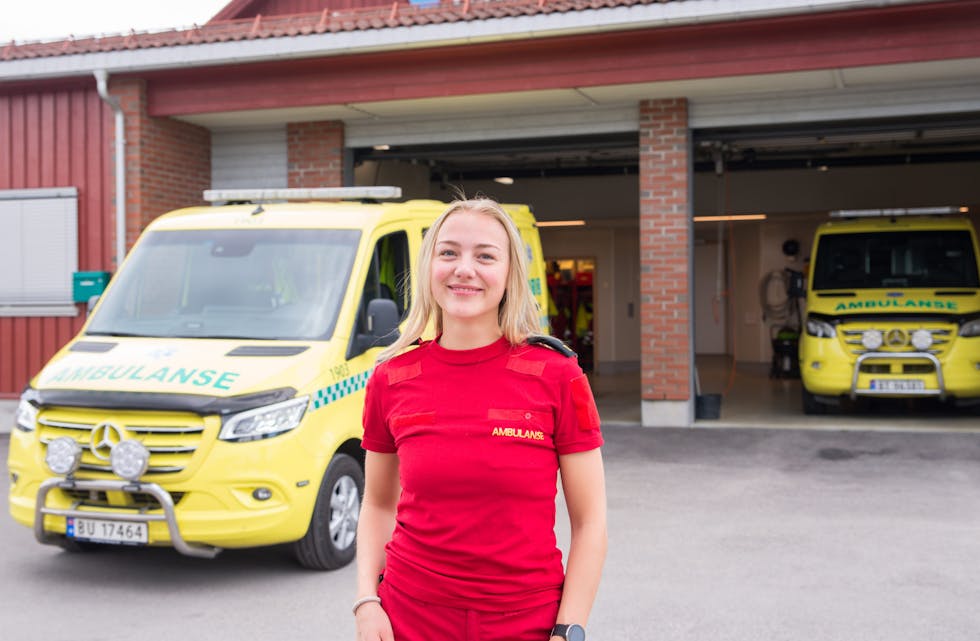 Ulefossjenta Mona Tjønnemark (19) er fersk i faget, men må takle kritiske situasjoner i sin jobb på ambulansen.