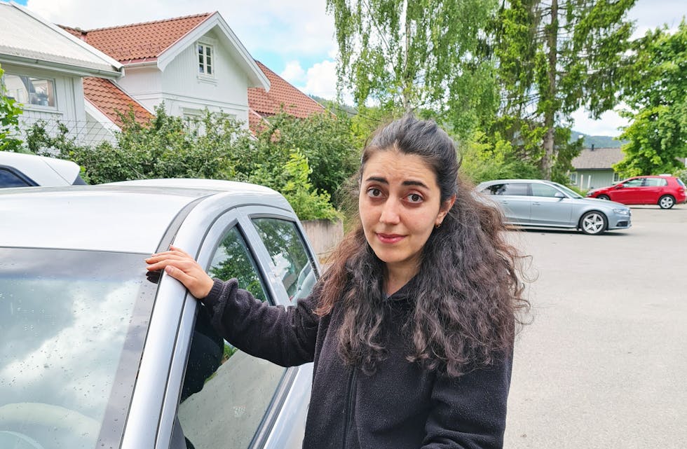 Kulehull i bilen: Sofia Kalustova (32) valgte å flykte fra Ukraina med sin funksjonshemmede sønn. I løpet av den 12 dager lange flukten, ble de blant annet skutt på av rusiske soldater. Her viser Kalustova frem der en av kulene traff.