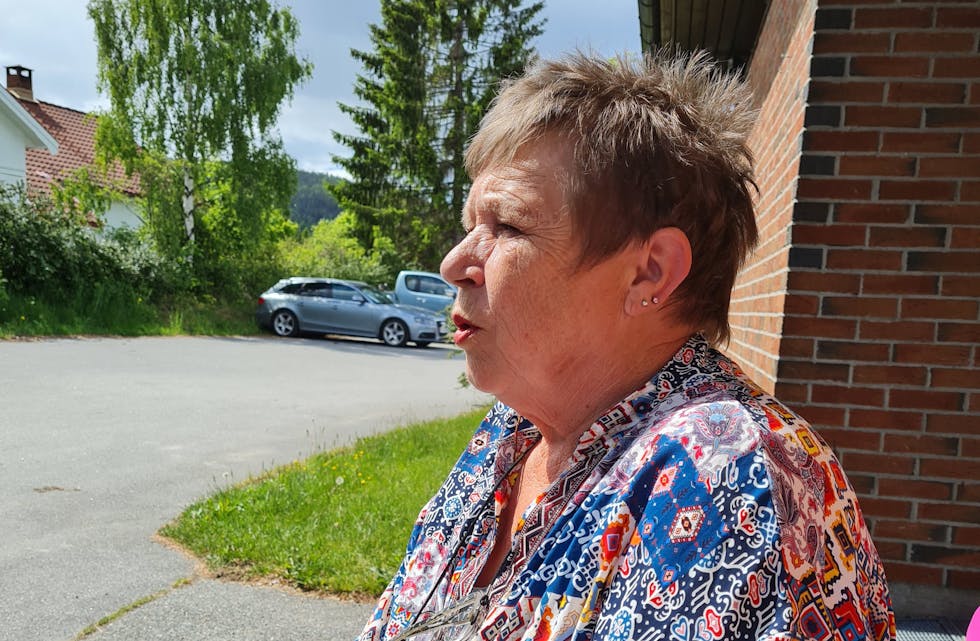 Det å hjelpe er en livsstil: Lenge har Thora Lise Roppestad tenkt å pensjonere seg, men trolig blir det bare i den ordinære jobben. Det å hjelpe folk klarer hun ikke å slutte med. Her ser vi henne i bruktbutikken på Bjervatun. 
