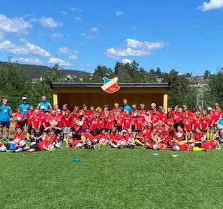 Denne uka har det vært full rulle med fotballskole og lokale, unge instruktører på Kåsa (foto: Christoffer Darabi)