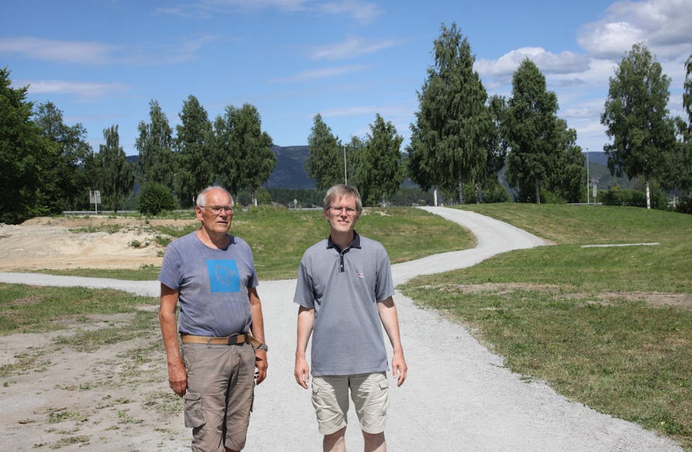 Gunnar Sanden og Hans Jørgensen ved starten på den nye gangveien. 