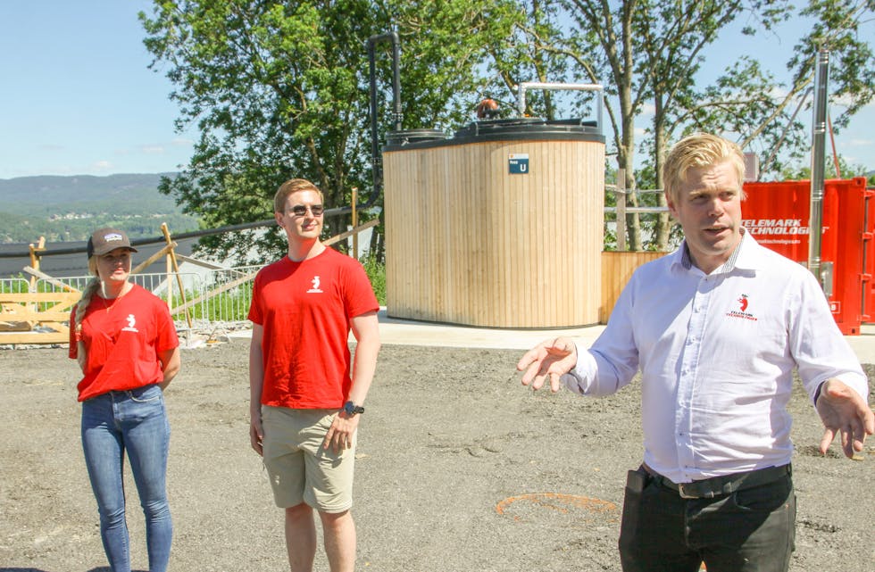 Torgeir Straand viser fram biogassgeneratoren på Søve. 