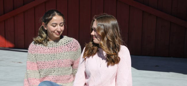 Nora og Dania har kjent hverandre siden treårsalderen. Om få dager tar de farvel med Nome og flytter til sine nye studiebyer. 