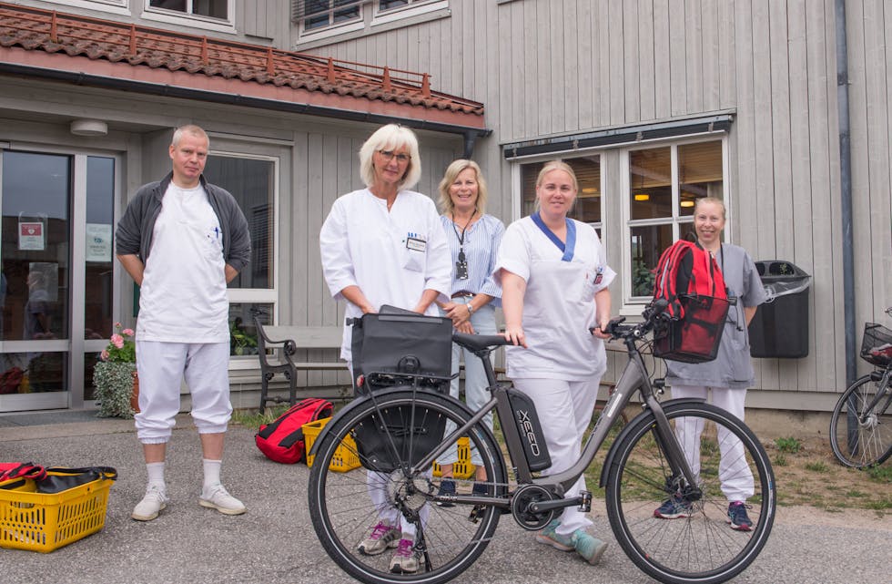 Hjemmetjenesten har tatt i bruk el-sykkel som supplement til bilene. Her i Lunde er sykkelen allerede i bruk. Fra venstre:  Ragnvald Lia, Mona Sandstå, Wenche Dahler, Veronica Sandstå og Helene Kittilsen. 