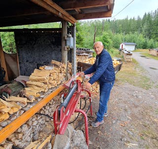 Veddilla: Hans-Kristian Skårdal (80) har i over 40 år hatt veddilla. Det hele startet for å finansiere skiinteressen for sønnen Atle.

