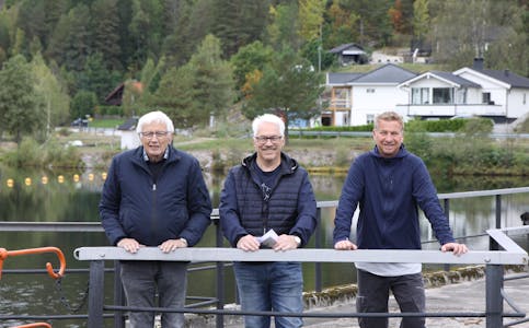 Ajersida velforening, her representert med Steinar Tveito. Arvid Tveito og Frode Pedersen, jobber med en bruløsning over Lunde dam. 