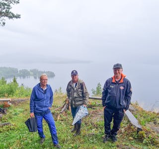 Selv i gråværet er utsikten fra dette stedet på Gruveåsen vakker. Her ser vi Ivar Nilsen, Reidar Holte og John Erlend Gaaserud. 