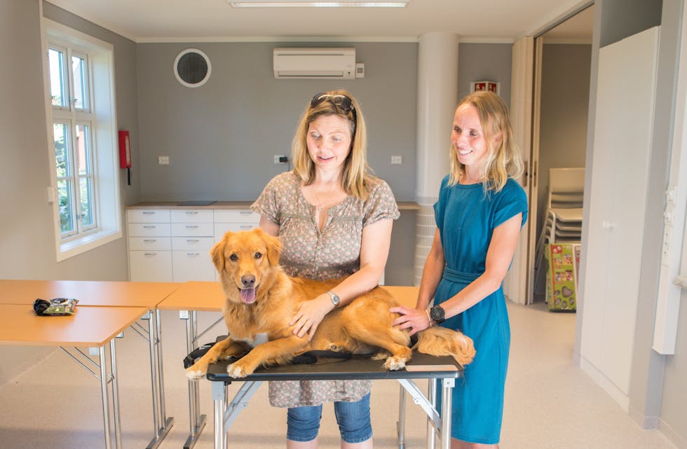 Veterinærer og lærere på Hest- og dyrefag ved Søve, Anette Brungot Dahl og Merete Serkland tester ut det nye undervisningsrommet, som er innredet som dyreklinikk. På bordet Tolleren Kira på 11 måneder.