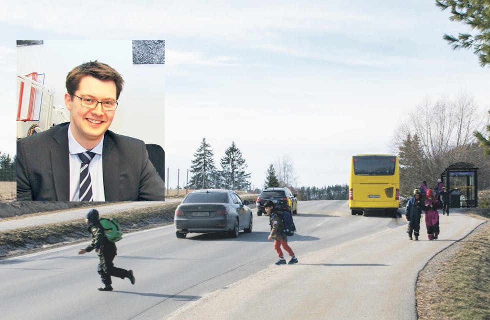 Skolebarna i Eidsbygda må fortsatt krysse veien når de går av skolebussen. Det vil Tor Erik Baksås ha slutt på. 
