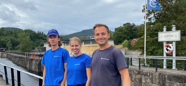Slusevokterne Per Norendal (19) fra Gvarv, Kaja Hosen (21) fra Ulefoss og Joakim Gjølstad (24) fra Nesodden, har jobbet ved Ulefoss sluse hele sommeren. De merker godt at småbåttrafikken har gått ned dette året. 
