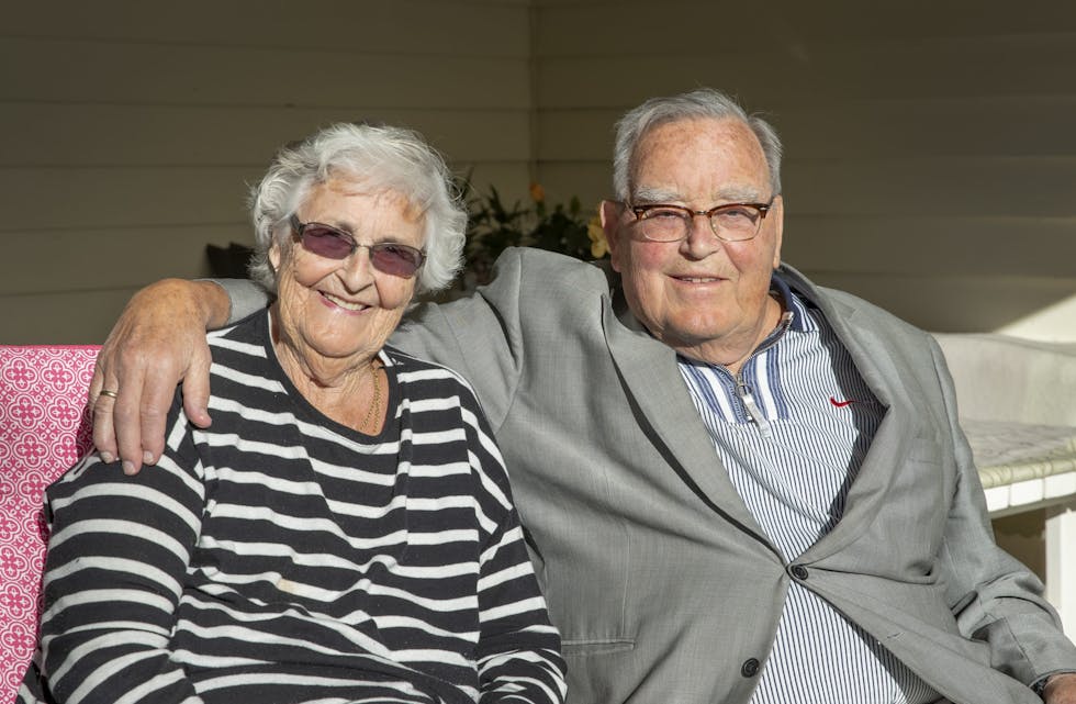 Skal feire 90-årsdag: Jubilant Eirik Ballestad og kona Evy nyter høstsola på terrassen og gleder seg til feiring på lørdag sammen med storfamilien. 