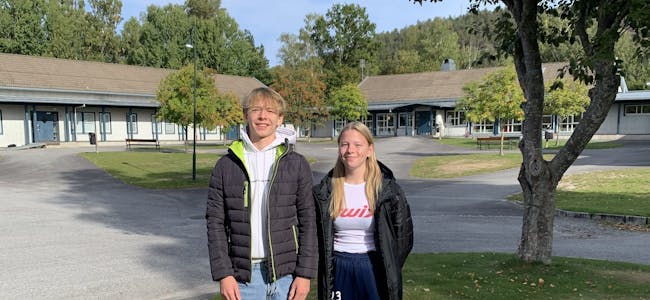 Elevrådsleder Tomas Strand-Olsen og nesteleder Ane Norheim ved Lunde 10-årige skole. 