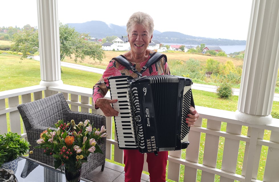 Jubilant: Gudny Dahlen fyller 80 år og hele livet har vært fylt med musikk. Her fra verandaen på Fen henter hun inspirasjonen til å lage melodier, og snart drar trekkspilldronningen igjen ut på turne sammen med Lindesnes Trekkspillklubb. 