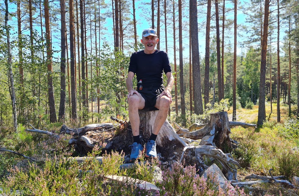 Tar seg en hvil: Jan Arne Sannes (74) har hele livet vært en aktiv kar. Tungt arbeid og sport har vært en viktig del av livet. Nå synes han barn og ungdom kommer for lett til det, og at foreldrene har mye av ansvaret.