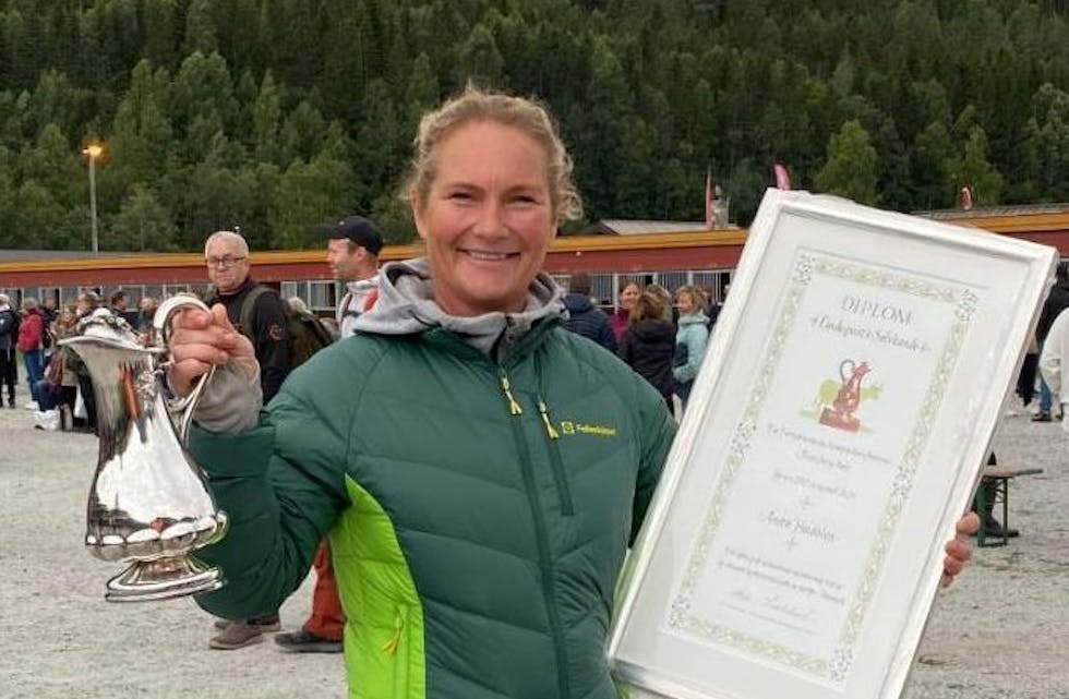 Anita Høidalen med prisen Johan Lindequists sølvkanne (foto:privat).