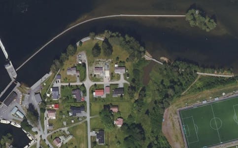 Folkestien, eller Kanalstien i Lunde, går langs vannkanten fra sluseområdet og i retning sentrum.