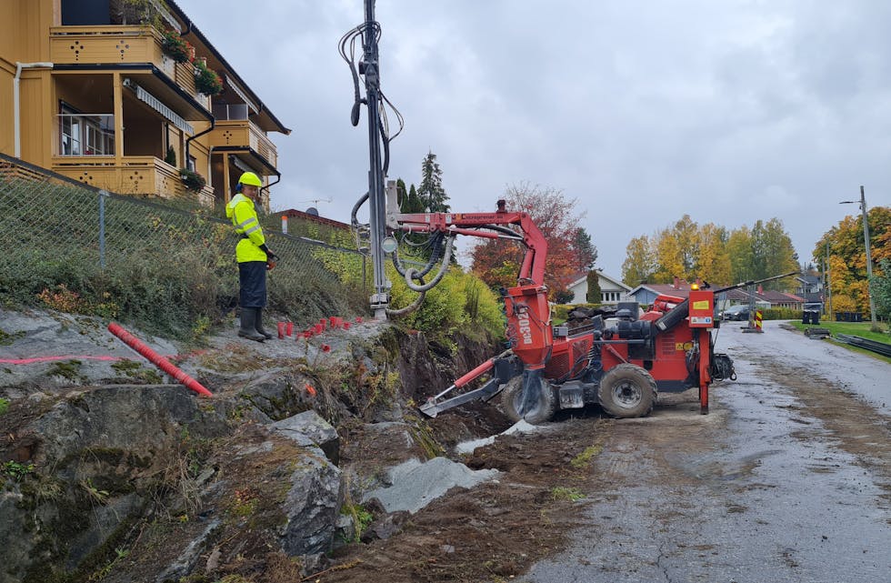 Snart smeller det: Bergsprenger Andre Jonskås fjerner steinmasser med boremaskin. Likevel må det sprenges noe for å gi plass til det nye fortauet langs Herregårdsveien. 