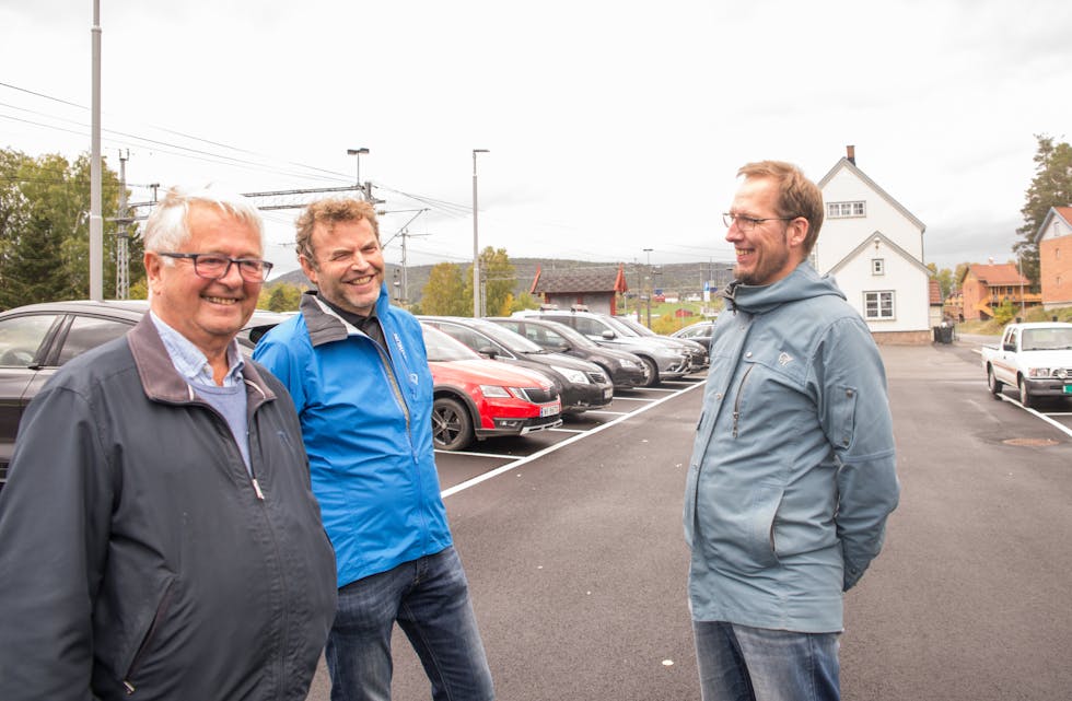 Leder for samfunnsutviklingsutvalget John Harald Rønningen, Arne Gavle og Klaus Sohn Andersen gledet seg alle over ny parkeringsplass ved Lunde stasjon. 