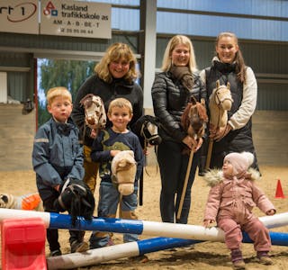 Lena Jensen, Guri Ramtoft og Lena Gjerum fra Nome rideklubb satser på nytt tilbud for unge. Fredrik Andersen (5), Leif Jensen (5)og Astrid Andersen (1,5), har allerede testet utstyret og blitt kjent med de nye "hestene". 