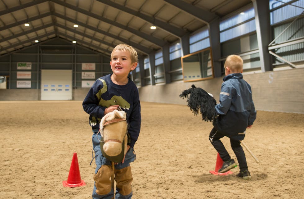 Leif Jensen og Fredrik Andersen (begge 5 år), har testet den nye superpopulære hobbyen, kjepphesteridning. Nå inviterer de og Nome rideklubb alle til å bli med på kjepphest-fest.