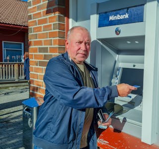  Gunleik Aspheim (60) synes det er uhørt at folk må betale gebyr for å ta ut penger i sin egen bank på Ulefoss. Han mener det handler om prinsippet og ikke gebyret i seg selv.