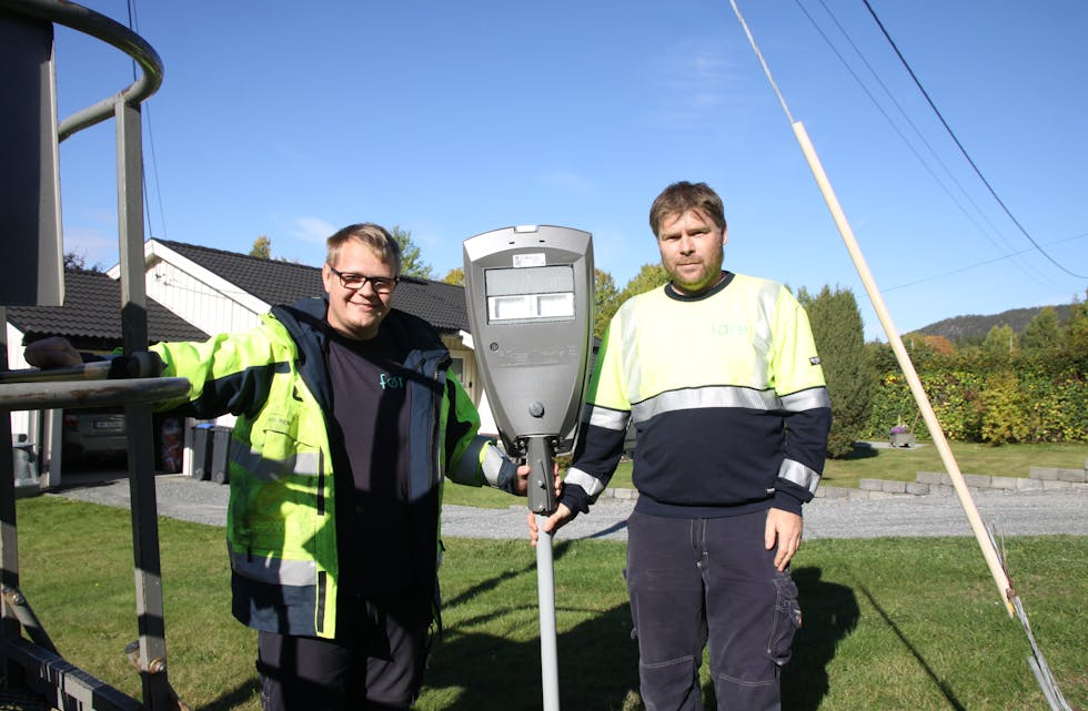 Joakim Lindgren og Øyvind Skårdal er klare til å montere den nye LED-lampa i Landsmarka. 