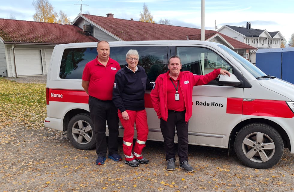Flerbruksbil: Roger Wollemo, Bente Nedrebø og leder Trond André Lundmark fra Nome Røde Kors viser stolt frem det nye kjøretøyet med åtte seter. 