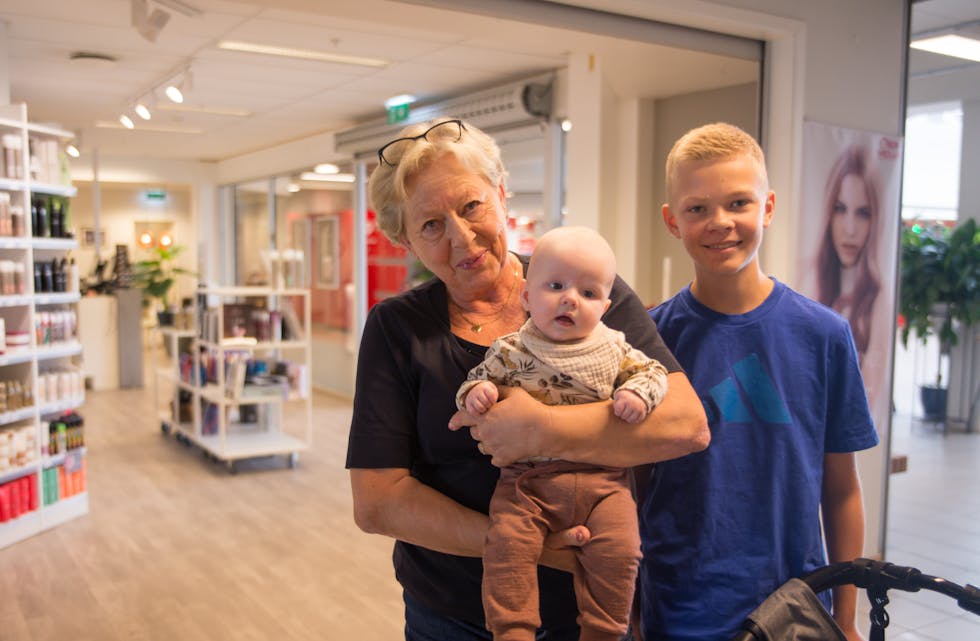 Gunn Sannes med barnebarna Tiril (4 mnd) og Kasper (13). Gunn minnes når Ulefoss Senteret ble bygd for 35 år siden og forteller at kjøpesenteret har betydd mye. 