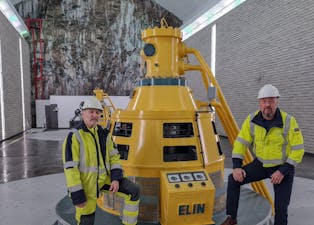 I anleggets hjerte: Driftsoperatør Halvard Åsen og leder for Telemark Energi Jon Arne Mørch Jonassen står her med en av kraftstasjonens to turbiner.