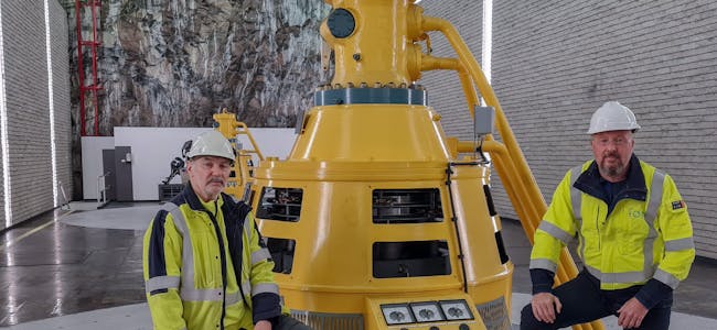 I anleggets hjerte: Driftsoperatør Halvard Åsen og leder for Telemark Energi Jon Arne Mørch Jonassen står her med en av kraftstasjonens to turbiner.