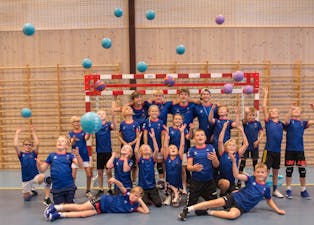 50 barn fra 1. til 5. klasse er samlet i og ved Lundehallen denne uka for Rema 1000s håndballskole i regi av Skade. Her er 4. og 5. klassingene samlet inne hallen.