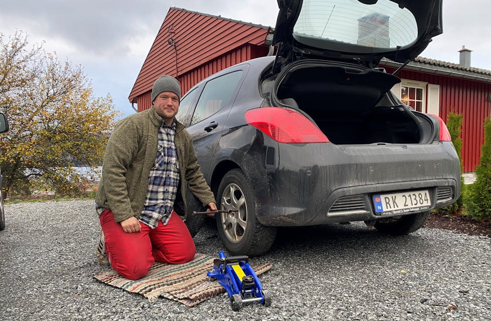 Jørn Thorsberg benyttet klarværet til å ruste bilen for vinterføret på tirsdag. Til helgen er det meldt kulde, sludd og snø og nå er det mange som skifter dekk på bilene sine. 