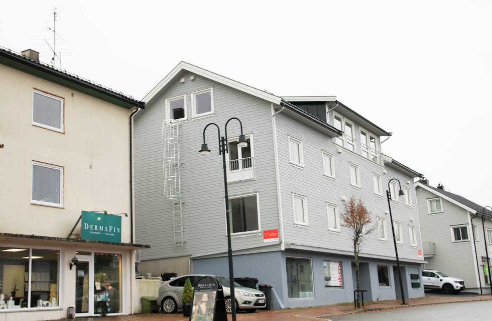 Heggen: Bygget med åtte leiligheter, samt næringslokaler på gateplan, ligger midt i Ulefoss sentrum. 