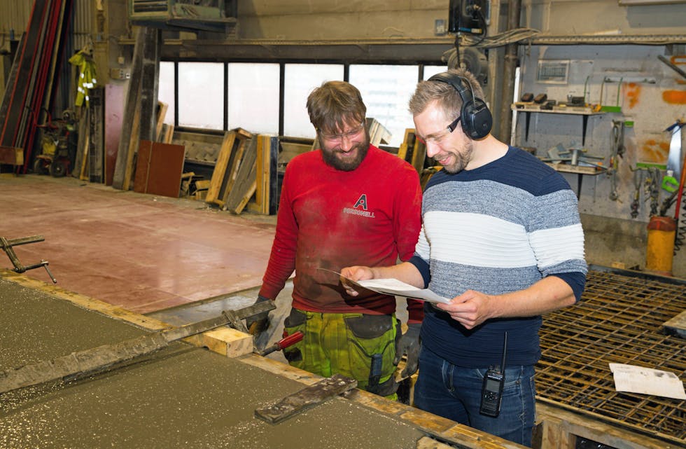 SJEKKE TEGNINGER: En sentral del av jobben til Jørn Stauch Hansen er å rigge produksjonshallen når et nytt betongelement skal produseres. Her studeres tegninger sammen med Arkadiusz Ciolkowski.