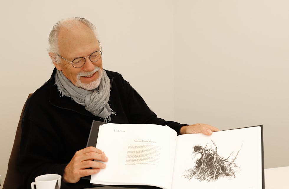 PRESENTERER NY BOK: Billedkunstner Knut M. Nesse fra Lunde med praktboka «Attende til røtene», som utgis i disse dager. 