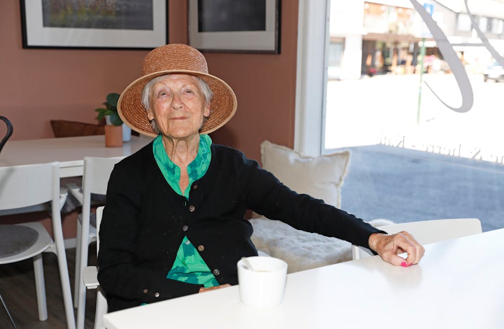 FAST GJEST: I august i år fylte Liz Franklin 87 år, og også denne dagen var hun på plass på stamkafeen hos Victoria & Henrik i Lunde. 
