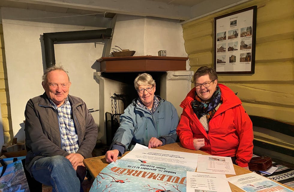 Olav Leikvoll, Dordi Norheim og Magnhild Brukåsa er godt i gang med planleggingen av neste søndags julemarked. Da håper de mange finner veien til Bygdetunet i Lunde.