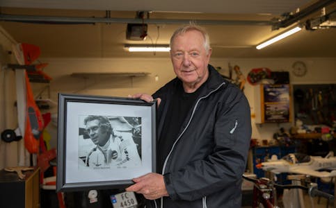 HAR IDOLET PÅ VEGGEN: -Dette er den store helten skjønner du, sier Jan Petter Lyng (76) med bildet av Steve McQueen fra 70-tallsklassikeren Le Mans.